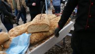 Ovo je najveći hleb na kobasicijadi u Bačkom Petrovcu: Pekli ga celu noć, a evo koliko je težak