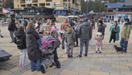 Zlatibor krcat, na šetalištu se ljudi jedva mimoilaze, a u kafićima se čeka na slobodan sto