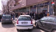Veliki redovi ispred Pošta u Kosovskoj Mitrovici, među građanima i studenti