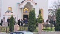 Veliki broj ljudi ispred crkve u Boleču, izjavljuje se saučešće porodici ubijenog MMA boraca