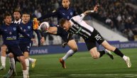 Komična situacija na meču: Fudbaler Partizana imao čist gol pa pogodio saigrača u nogu