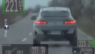 Žena divljala za volanom: Vozila BMW brzinom preko 220 km/h na putu gde je ograničenje 80 km/h