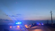 Prve snimci stravične nesreće kod Temerina: Policija na sve strane, ostaci automobila kraj puta