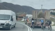 Šokantan prizor na srpskim drumovima: Biciklisti uradili nešto što se mnogi ne bi usudili