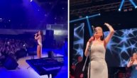Ceca u brutalnoj haljini izašla na binu, dekolte "puca": Izgleda kao boginja