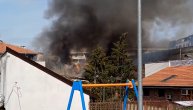Veliki požar u Učiteljskom naselju: Vatrogasci su na licu mesta