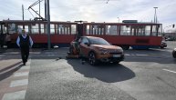 Žestok sudar auta i tramvaja: Delovi vozila rasuti po raskrsnici na Novom Beogradu
