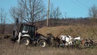 Ruši se drveće, uklanja se otpad: Bagerom iznose stvari iz kuće kod koje je nestala Danka