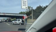 Žestok sudar kombija i automobila kod mosta Gazela, vozila smrskana: Snimak sa lica mesta