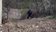 Policija ponovo stigla sa psima tragačima, pretražuje se svaki žbun u Banjskom polju