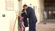 Vučić stigao u Palatu invalida, polaže venac na Spomen-ploču srpskim borcima