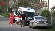 Kola hitne pomoći pod rotacijama stigla ispred kuće majke osumnjičenog Dejana D