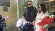Car izveo iz porodilišta Aleks i ćerku Leonu