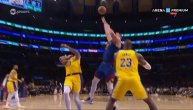 Jokić razbio bradu Dejvisu i dao koš uz faul