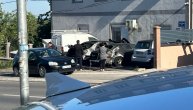 Vatra progutala dva mercedesa na Paliluli, oštećena i okolna vozila: Snimak sa lica mesta