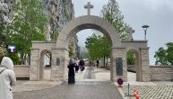 Veliki broj vernika pristiže u manastir Ostrog