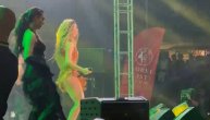 Tea "zamešala" u zlatnom kostimu pa napravila haos na koncertu