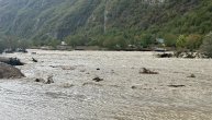 Zarobljeni meštani i turisti na severu Crne Gore: Podivljala reka Komarnica napravila haos