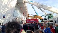 Kran ukljanja delove urušene nadstrešnice na železničkoj stanici u Novom Sadu: Ima povređenih