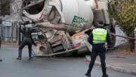 Mešalica propala kroz asfalt nasred Savskog venca: Ostala zaglavljena na ulici, izlačenje u toku