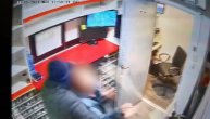 Snimak pljačke menjačnice u Rakovici: Radnicu bacio u stranu i pokupio pare