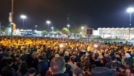 Potresna scena iz Novog Sada: Hiljade građana se okupilo na stanici da oda poštu nastradalima