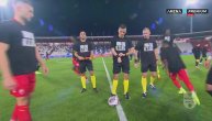 Fudbaleri Zvezde i Vojvodine kao i sudije meča u crnim majicama izašli na teren