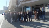 Novosađani čekaju u redu da se upišu u Knjigu žalosti