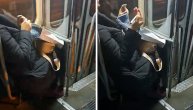 Bakica štrikla li štrika u gradskom prevozu: Tradicija i vrhunski način da se skrati vreme putovanja