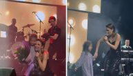Emotivna scena na koncertu: Ćerka Marine Tadić izašla na binu i dala joj cveće