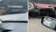 Stravičan udes kod Kosjerića: Kamion u kanalu, delovi vozila rasuti svuda po putu