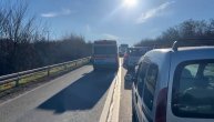 Magistrala stoji, Hitna pomoć se jedva probila: Veliki sudar tri automobila kod Rušnja