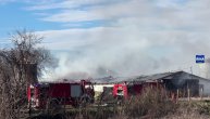 Gori čitav krov, vatra zahvatila halu od oko 1.000 kvadratnih metara: Snimak požara na farmi pilića