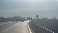 Jezivi snimak udesa: Tri automobila smrskana kod skretanja za Rušanj, policija vrši uviđaj