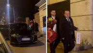 Ministar se pojavio sa ogromnim buketom cveća, a evo koga je poveo