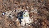 Majstor Mikina kućica na steni: Ovo je najneverovatnija kuća u Srbiji