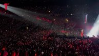 Cela Arena na suvo peva čuvenu JUGOSLOVENKU, usledio vatromet