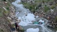 Jeziv snimak reke bele od sapunice kod Novog Pazara: Stanovnici u šoku, plaše se ekološkog incidenta