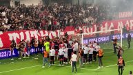 Pogledajte prvi deo slavlja navijača Zvezde sa fudbalerima