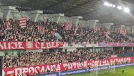 Navijači Zvezde slave i pre kraja meča u Loznici, poskidalo se pola stadiona