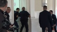 Hitno izvođenje Uroša Blažića iz sudnice nakon napada roditelja ubijenih u masakru