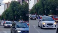 Kolona vozila sa srpskim trobojkama krstari Novim Beogradom u znak podrške Vučiću