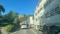 Haos na granici: Zbog kolone teretnjaka automobili voze u suprotnom smeru