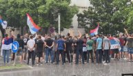 Protesti u Podgorici: Kiša pljušti a srpske zastave ne prestaju da se vijore