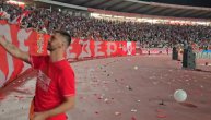Dragović došao ispred Severa, uzeo mikrofon od vođe, pa se emotivno oprostio od Zvezde i navijača