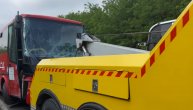 Snimak šlepa dok odnosi razlupani autobus: Jezivi sudar kod Mladenovca