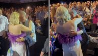 Emotivna scena na koncertu Goce Tržan: Usred pesme zagrlila majku i oca