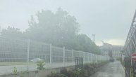 Crni oblaci se nadvili nad prestonicom: Vetar lomi grane, kiša sve jače pada