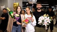 Cveće i "šampanjac" čekaju Angelinu i Adrianu, tu je drugarica iz tima: Doček šampiona
