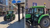 Tijanu tata dovezao traktorom na maturu: Izazvali iznenađenje prolaznika i drugara